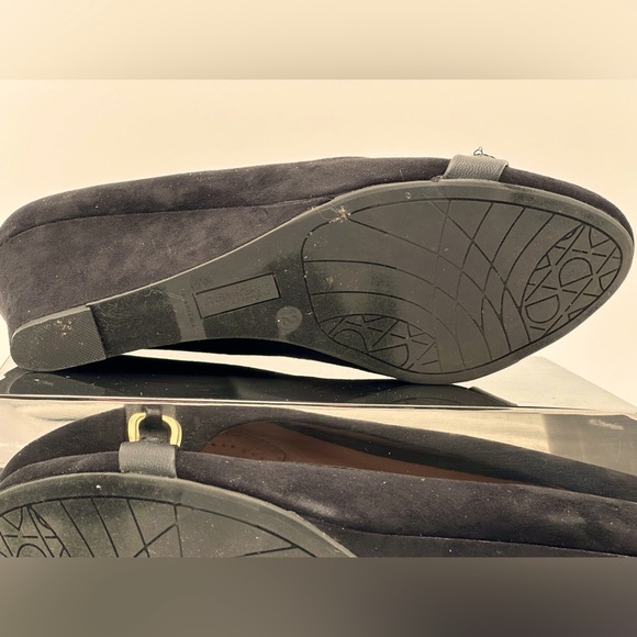 DEXFLEX wedge pump 3” heels black “suede” gold chain - Picture 5 of 10